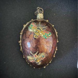 Need and lizard in box